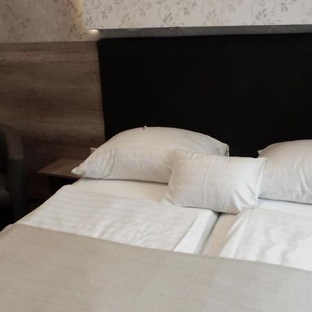 Caesar Panzio Hotell Pápa Eksteriør bilde