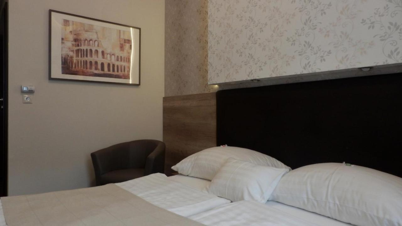 Caesar Panzio Hotell Pápa Eksteriør bilde
