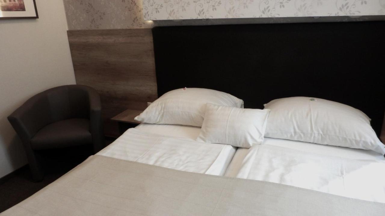 Caesar Panzio Hotell Pápa Eksteriør bilde